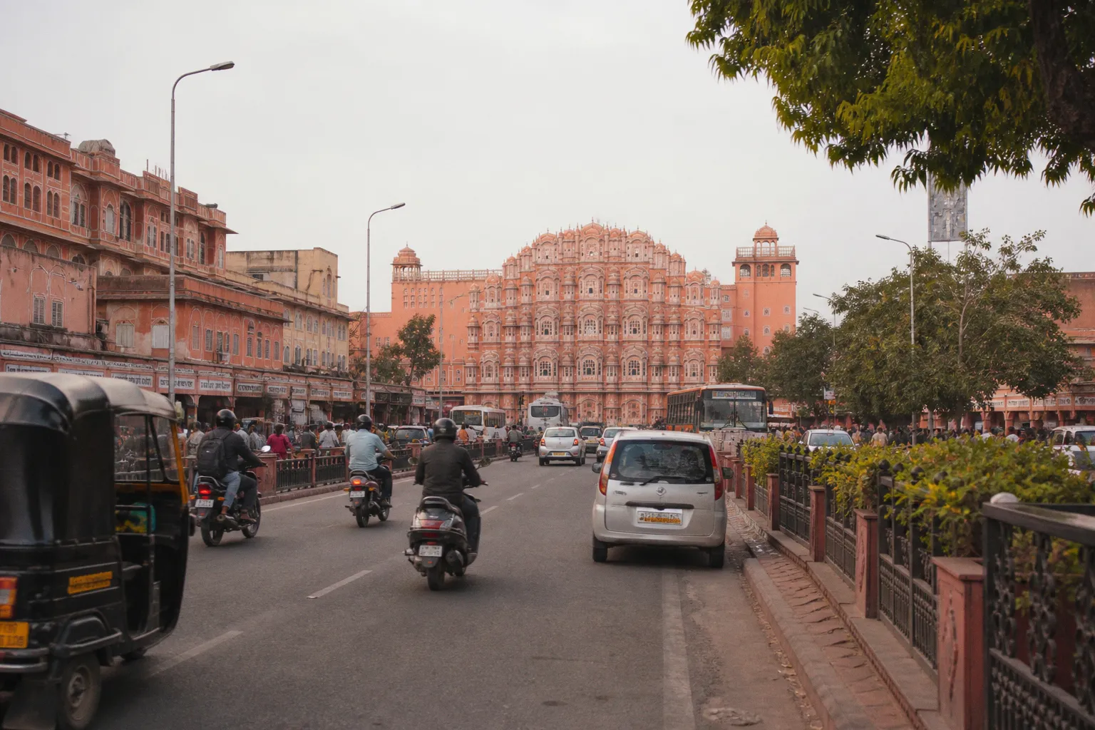 Alquiler de coches en Jaipur: guía práctica para conducir en la India