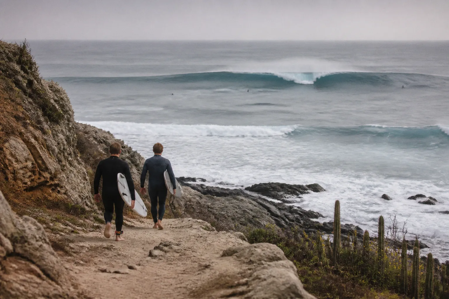Lecciones de surf extremo: Charly Quivront y Sancho frente a un swell histórico en México
