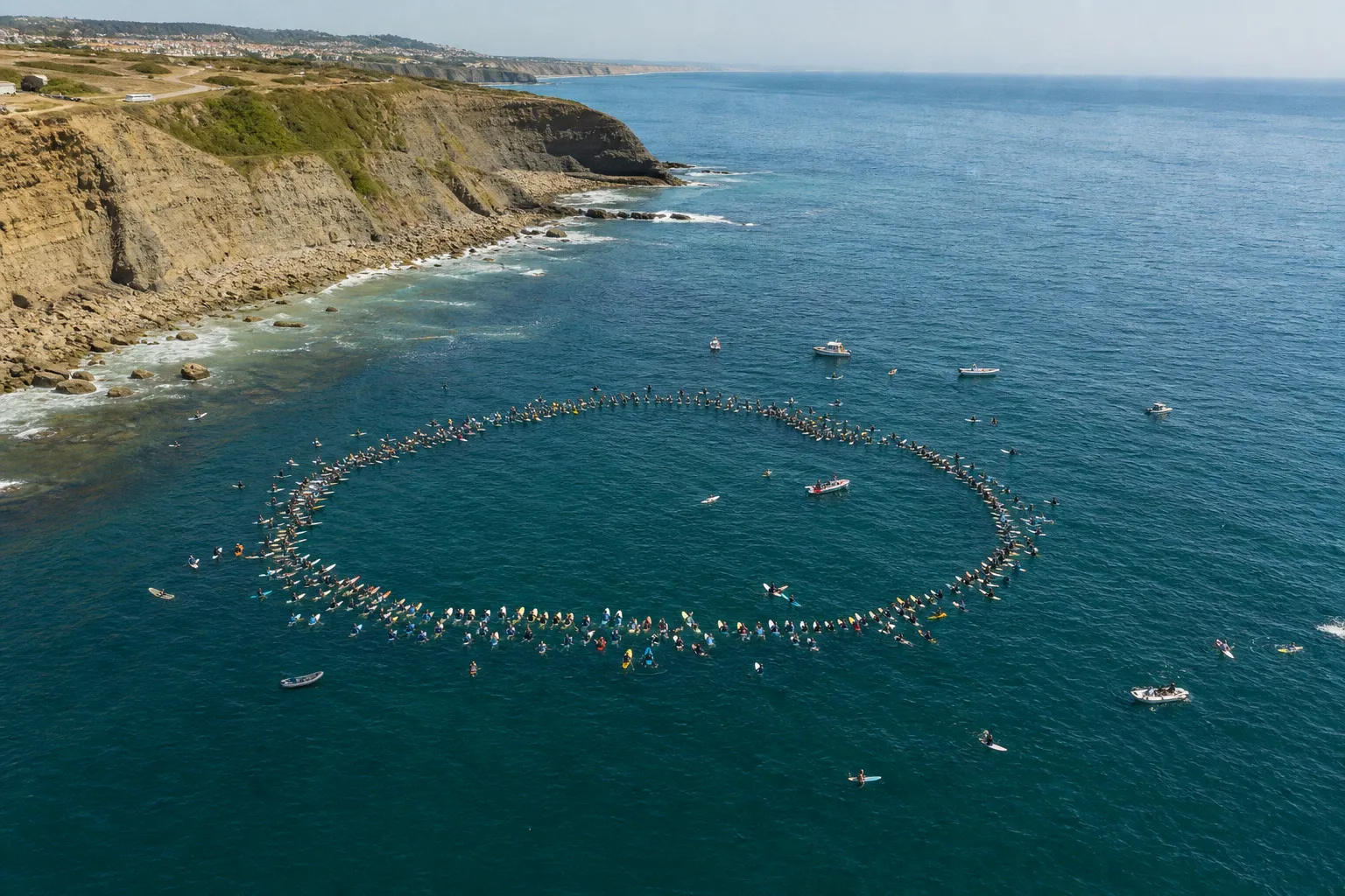 Más de 300 personas rinden un emotivo homenaje a Arran Strong en Ericeira