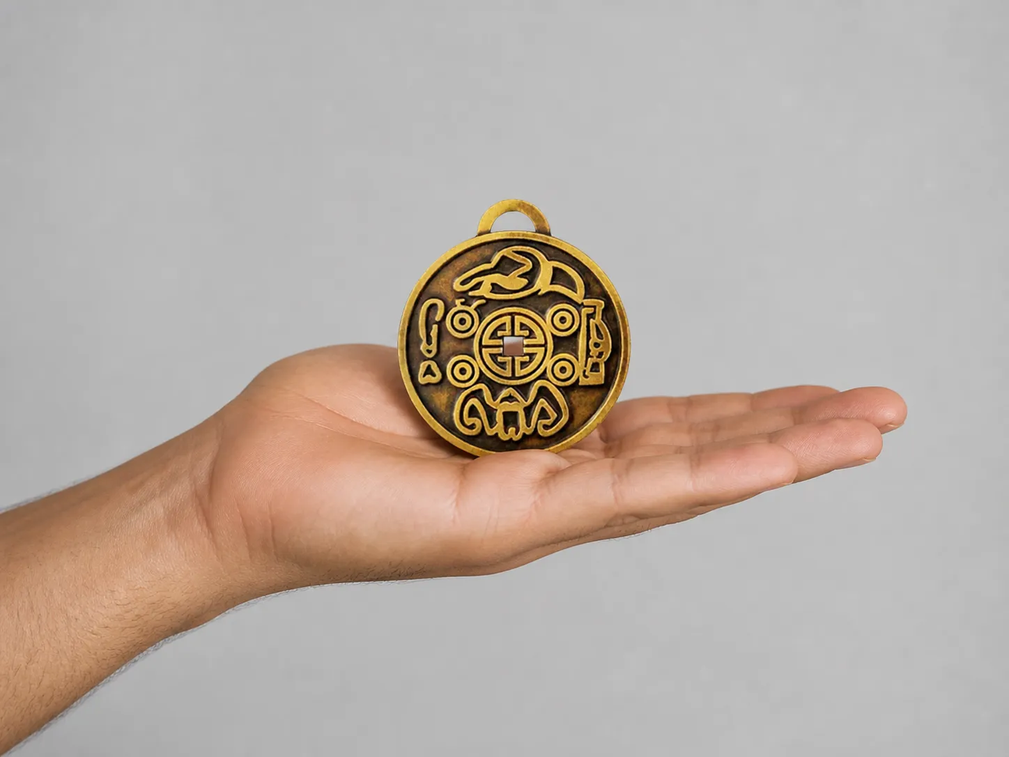 Money Amulet — el envase en la mano