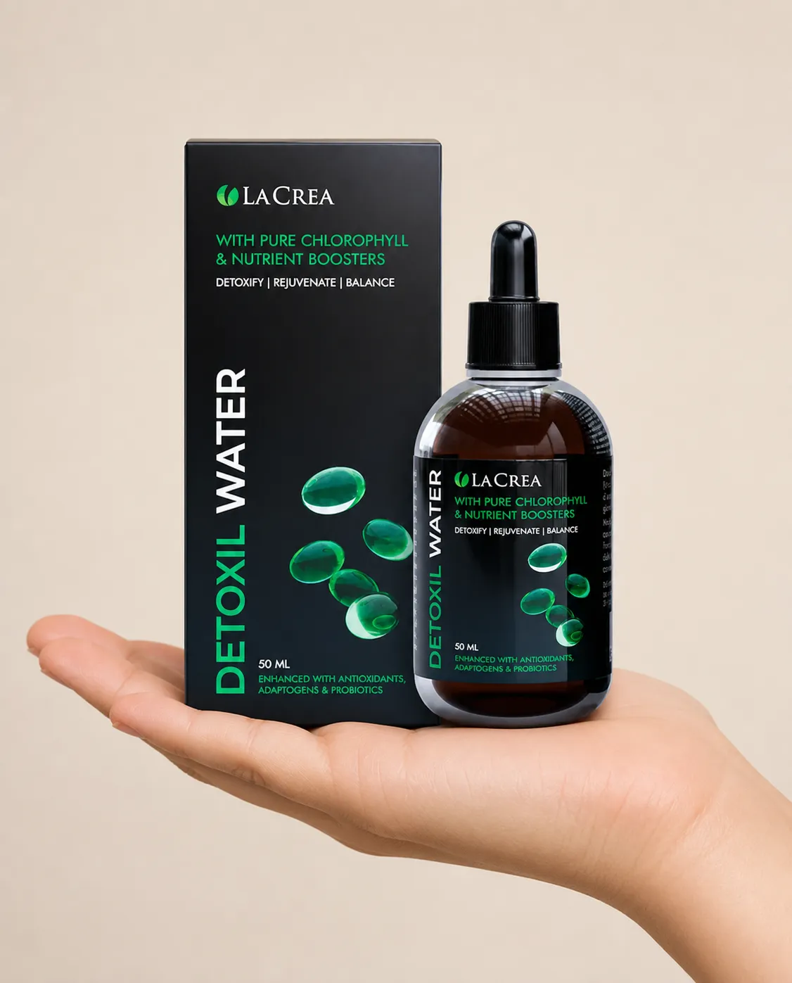 Detoxil water — el envase en la mano